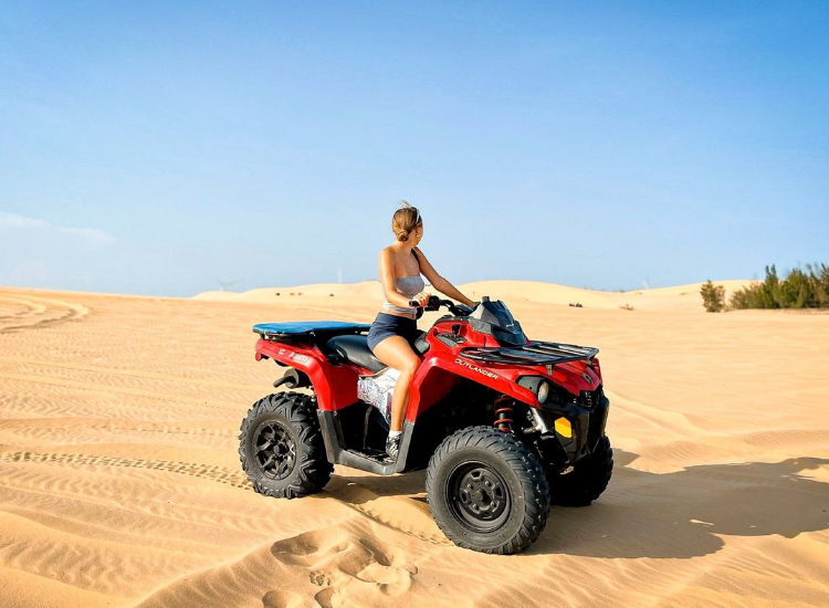 Xe jeep leo đồi cát tại Bàu Trắng trong hành trình tour Phan Thiết 30/4